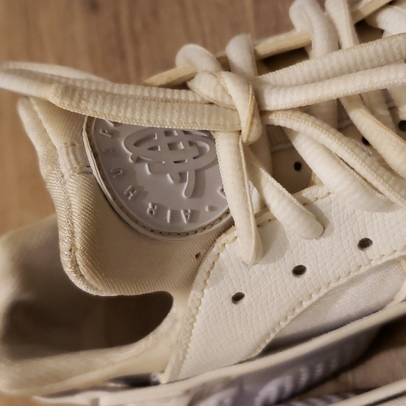 NIKE WOMENS HUARACHE RUN 634835-108 WHITE ON WHITE - Picture 2 of 8